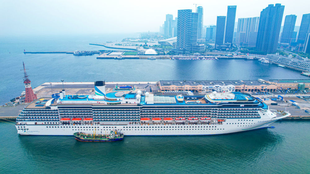 2025𻂍&#2637627日拍摄的停靠在大连港国际邮轮中心泊位的“爱达&middot;地中海”号（无人机照片）。新华社记者 潘昱龙 摄