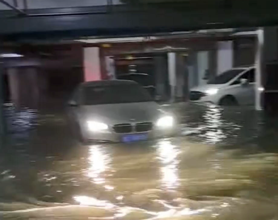 車庫中多輛汽車被浸泡。網(wǎng)傳視頻截圖