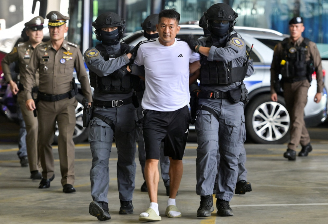 ·当地时间11月12日,佘智江被押送到曼谷机场。(路透社)
