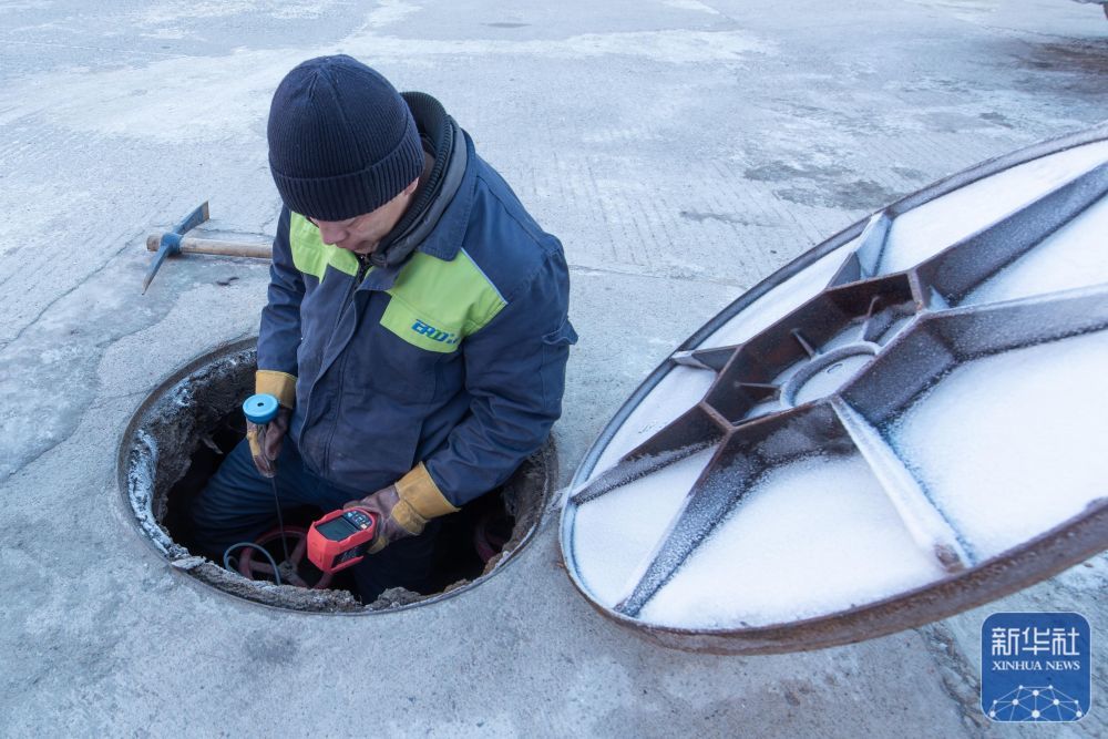 ↑ 12月11日,黑龙江省富锦市一家供热企业的工作人员在巡护供热网络。新华社发(曲玉宝摄)