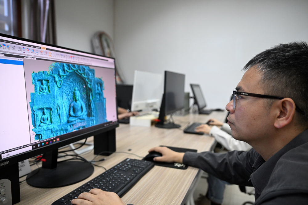 2025年4月10日，龙门石窟研究院工作人员进行3D建模工作。