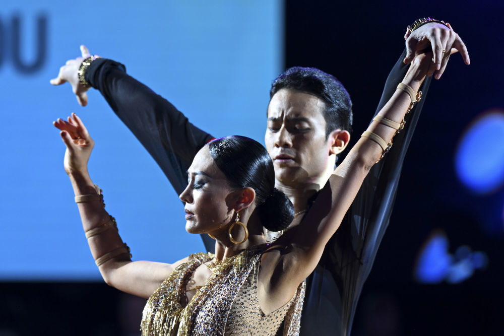 8月8日，中国组合阎棒棒/杜玉君（左）在2025年成都世运会体育舞蹈项目拉丁舞决赛中。他们获得第四名。新华社记者 杜子璇 摄