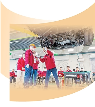 山东水利技师学院实训中心,学生正进行整车维修和保养操作。 翟慎安摄