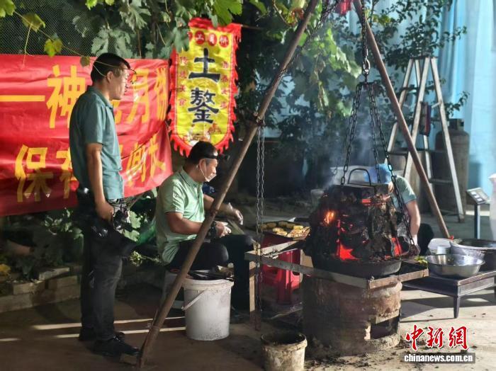 土鏊手工月饼制作现场。　张晓军 摄