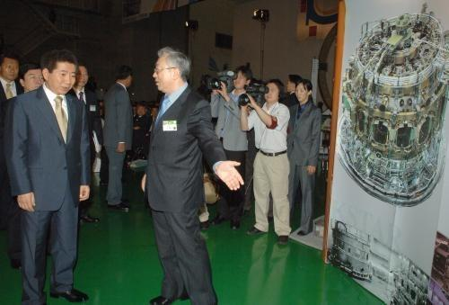 图为2003年卢武铉视察韩国在研的新型核反应堆，卢武铉的国防策略强调“不能仅仅根据朝鲜的军力发展来调整韩国的军力发展方向”