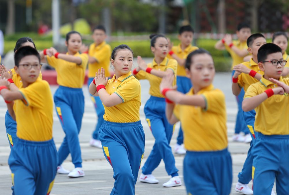 2023年11月16日，在广东省鹤山市文化中心广场，鹤山市沙坪街道第二小学的学生在进行校园咏春拳操展演。