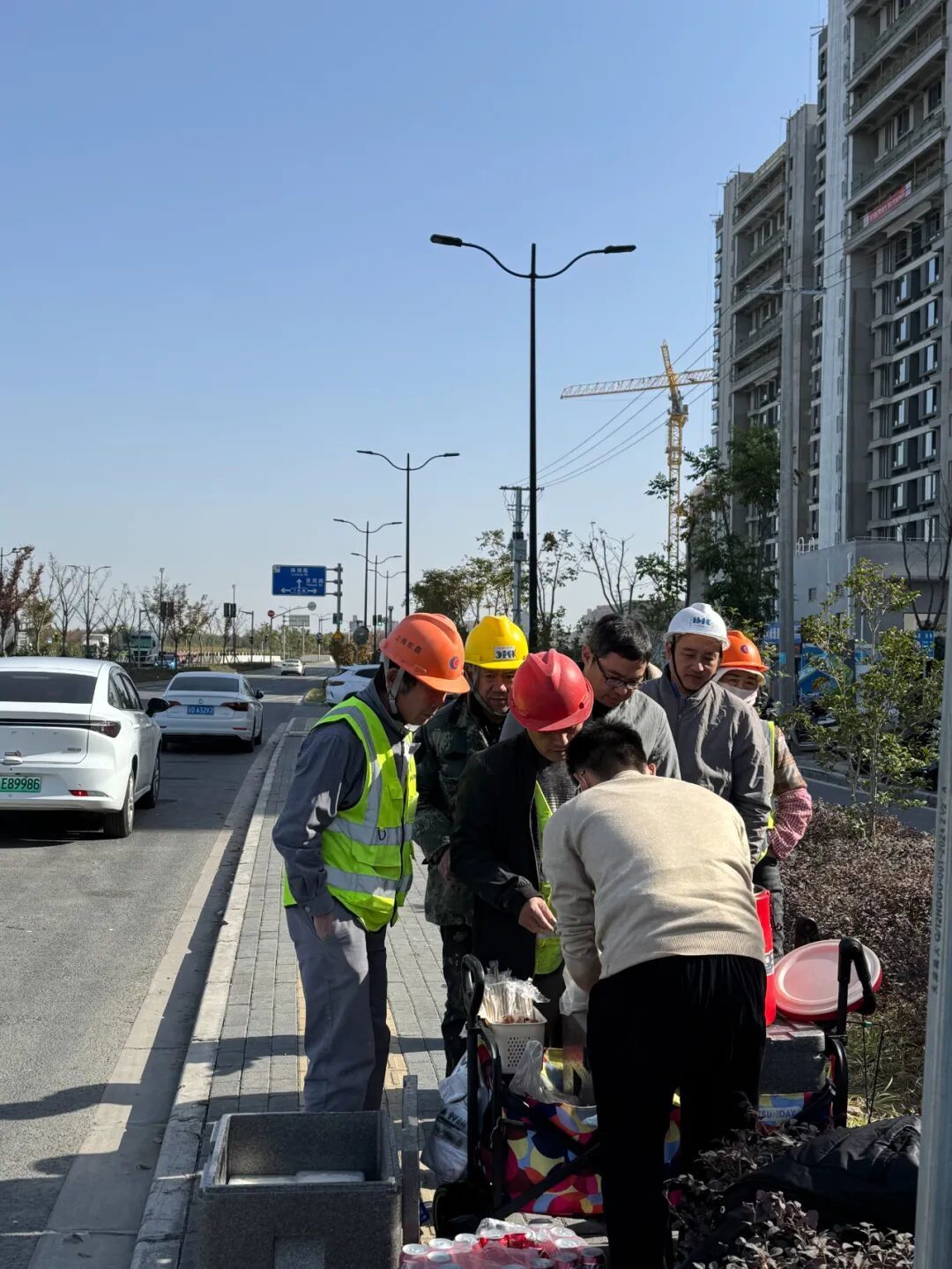 建筑工地的工人们在排队买小兵的盒饭。(图/作者摄)