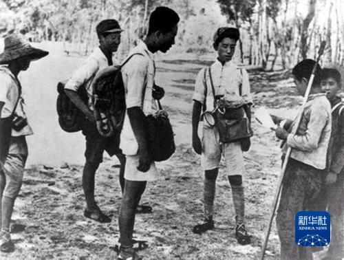 1940年6月,河北唐县的儿童团员在查路条。沙飞 摄