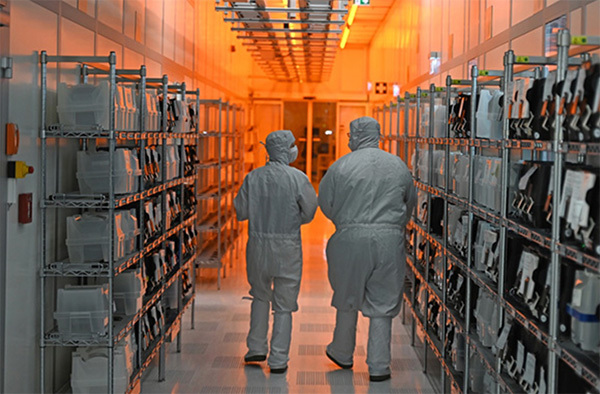 安世半导体员工在洁净室中穿行。 东方IC