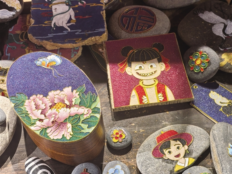 南吉合多杰工作室内掌心大小的掐丝唐卡。