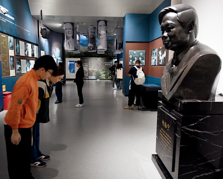 ·2025年10月18日,小朋友在合肥市科技馆杨振宁陈列馆参观缅怀。(中国新闻社)