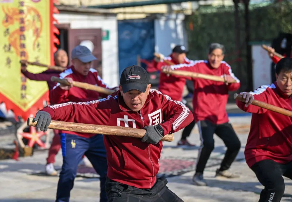 天津大爷们在天津王串场体育公园做操。新华社记者 孙凡越 摄