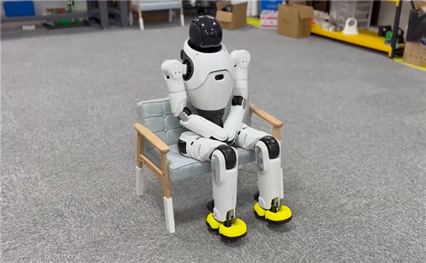 智元机器人发布人形机器人灵犀X2:毫秒级的交互反应能力