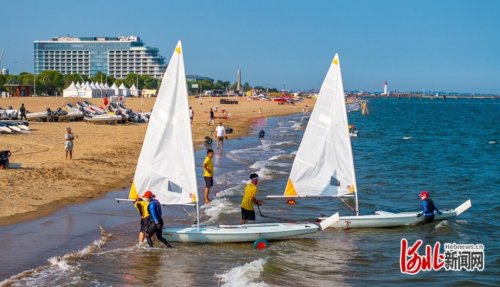 6月25日,在秦皇岛北戴河新区蔚蓝海岸,人们进行帆船训练。 河北日报记者 赵杰摄.jpg
