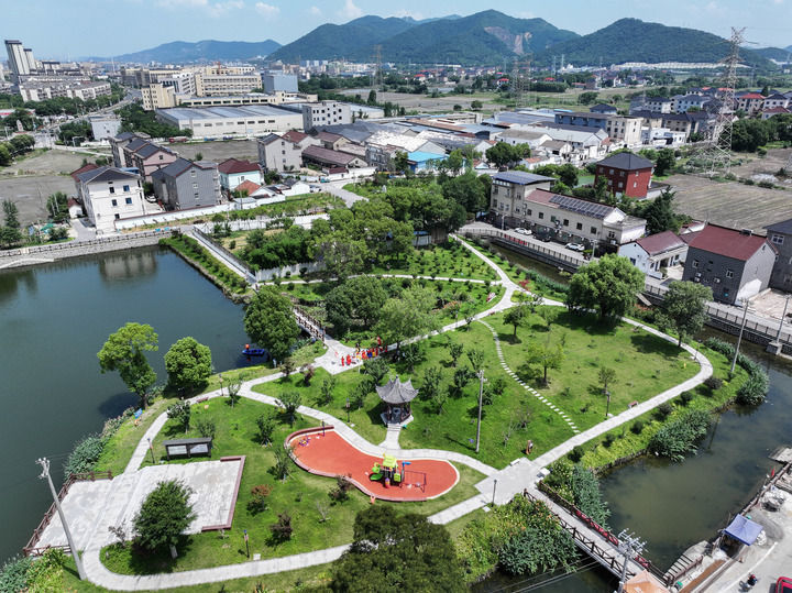 这是2025年6月18日拍摄的经过环境整治提升的浙江省长兴县李家巷镇许家浜村田心岛公园(无人机照片)。新华社记者 徐昱 摄