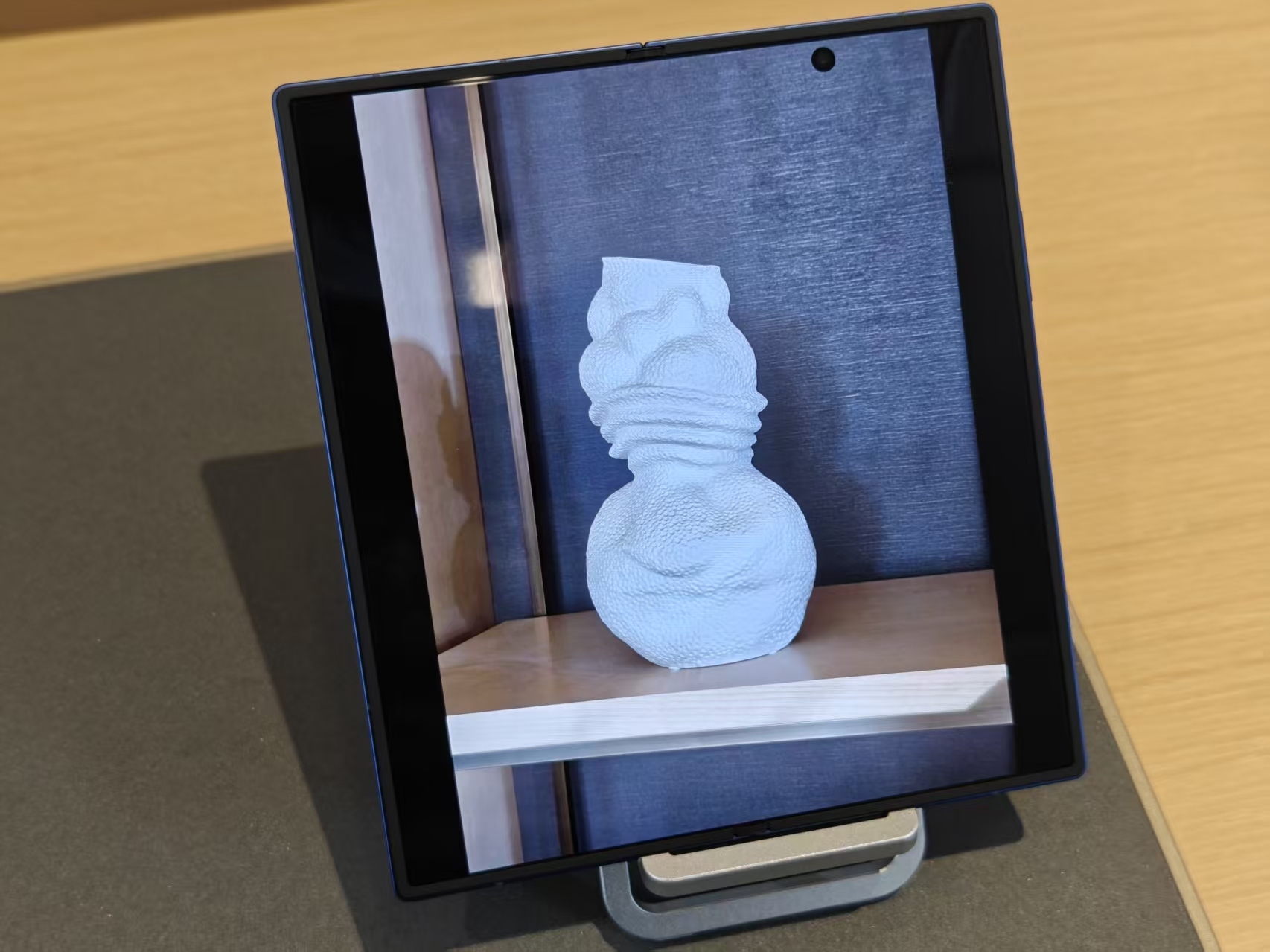 全球首发体验!三星折叠屏Galaxy Z Fold7上手:太轻薄了,AI圈搜万物