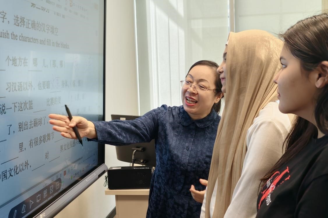 北京语言大学哈萨克斯坦分校课堂上，中方教师指导哈萨克斯坦学生汉字填空。本报记者 陈尚文摄