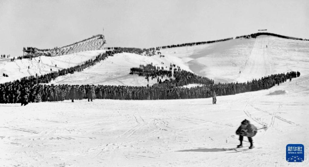 1957年2月，新中国第一次举行的全国滑雪运动会在吉林省通化市郊浑江畔的滑雪场上开幕。新华社记者胥志成摄