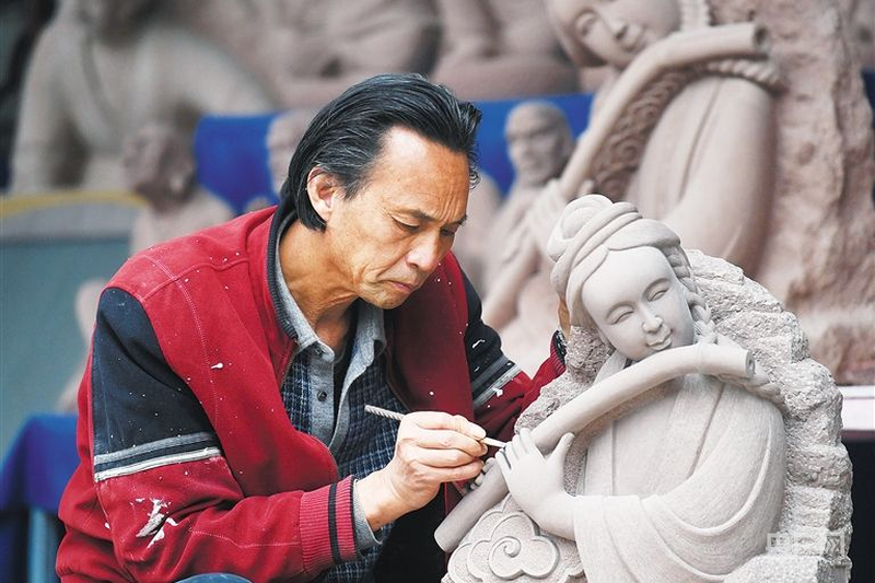 大足老匠人用五金匠具雕刻石像（央广网发 大足融媒体中心供图）