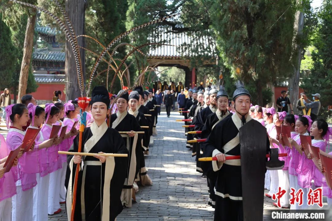 2025年4月29日，2025纪念孟母孟子大典在山东邹城孟庙举行。图为文舞生和武舞生引领社会各界人士向亚圣殿前行。 中新社记者 王采怡 摄