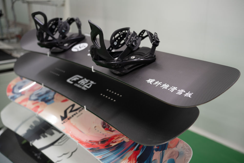 ↑2025年7月16日，在吉林化纤集团复材体育休闲装备产业园展出的碳纤维滑雪板。
