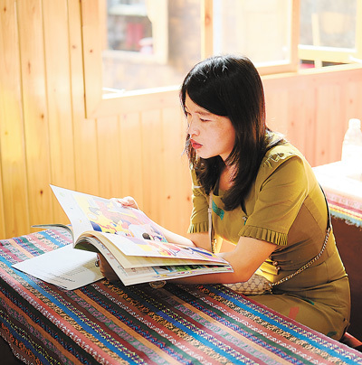 在国门书社，一名缅甸籍学员正在学习汉语。　　人民网记者 庄志斌摄