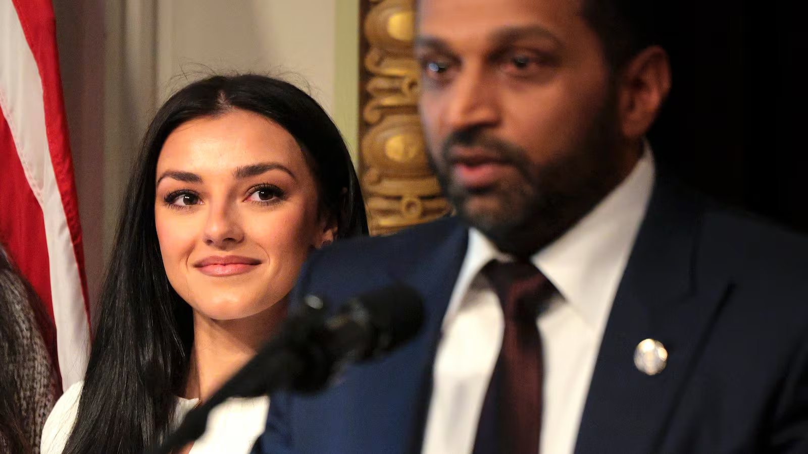 站在帕特尔身后的威尔金斯。美媒报道配图