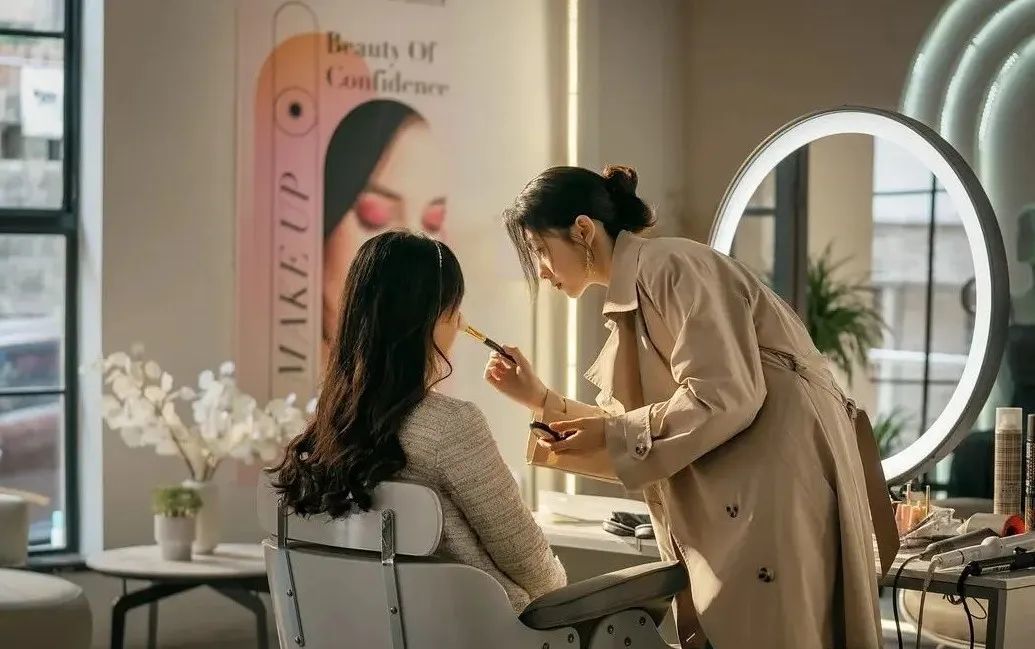 异地临时合作的化妆师等群体，讨薪维权难度会更大。（图/《脱轨》）