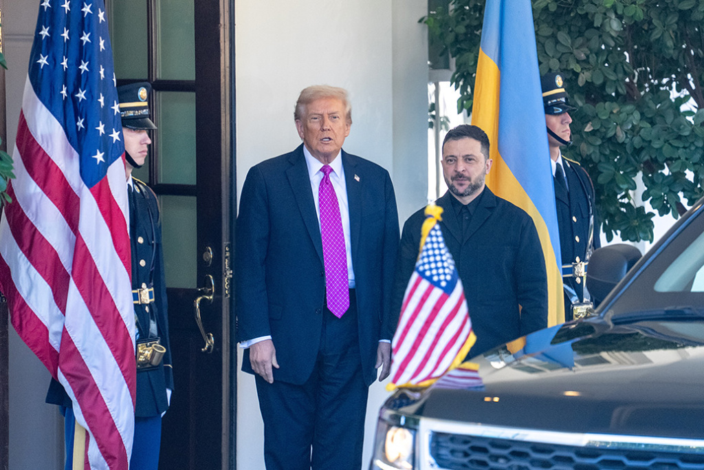 10月17日,在美国首都华盛顿白宫,美国总统特朗普(左二)欢迎乌克兰总统泽连斯基(左三)。 新华社 图