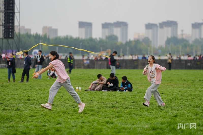 正在音乐节现场休闲的观众(央广网记者 王综鹤 摄)