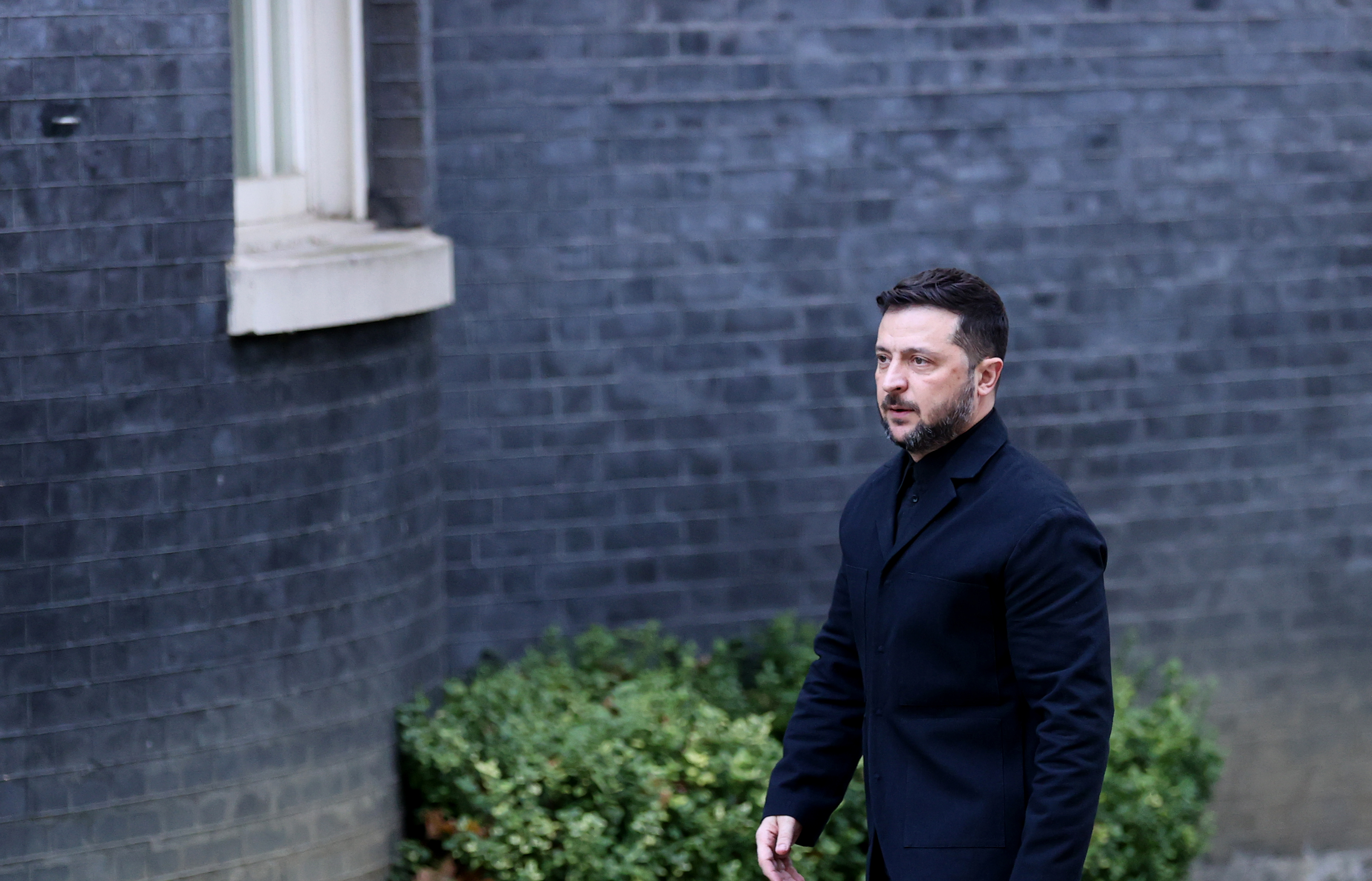 10月24日,在英國倫敦,烏克蘭總統澤連斯基走向唐寧街10號首相府。