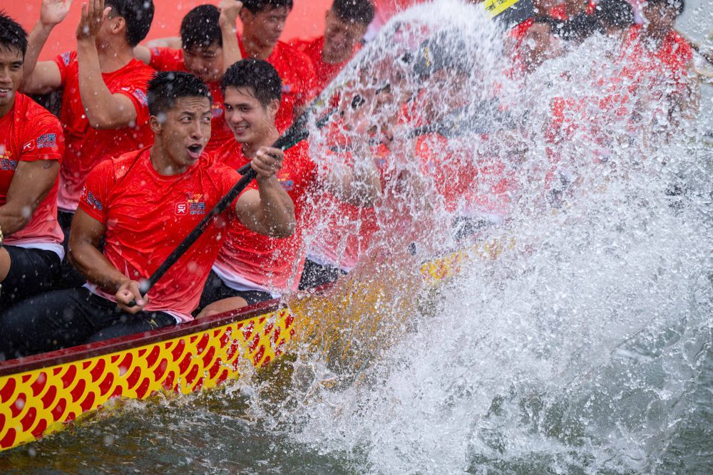 2025澳门国际龙舟邀请赛标准龙公开组500米冠军中国南海九江队在比赛后（2025年5月31日摄）。