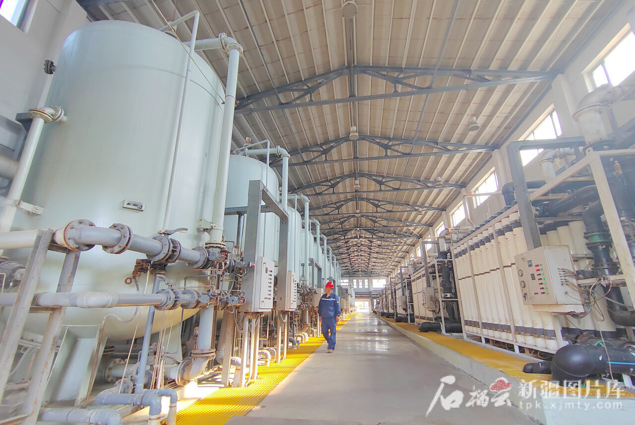 8月9日,工作人员在集中污水处理厂巡检。