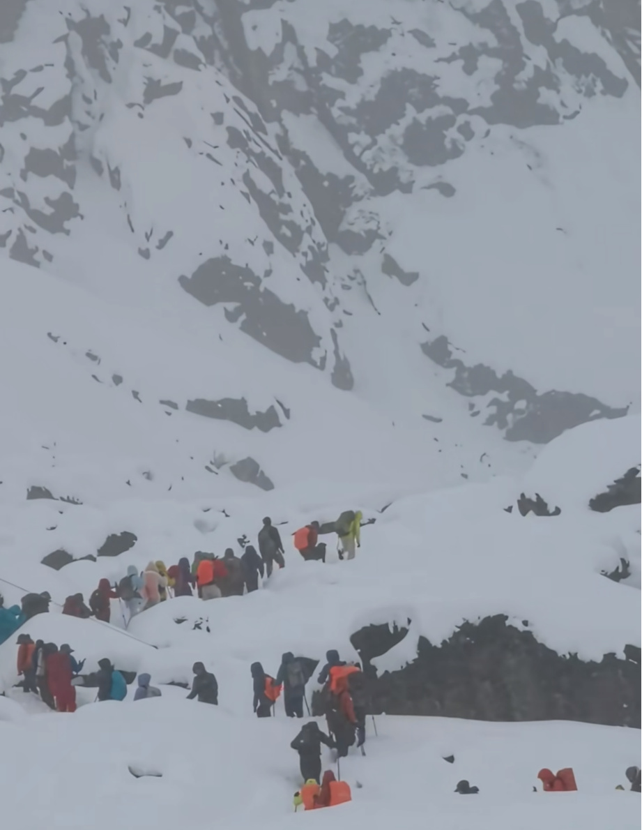 珠峰東坡暴雪(央廣網(wǎng)發(fā) 受訪者供圖)