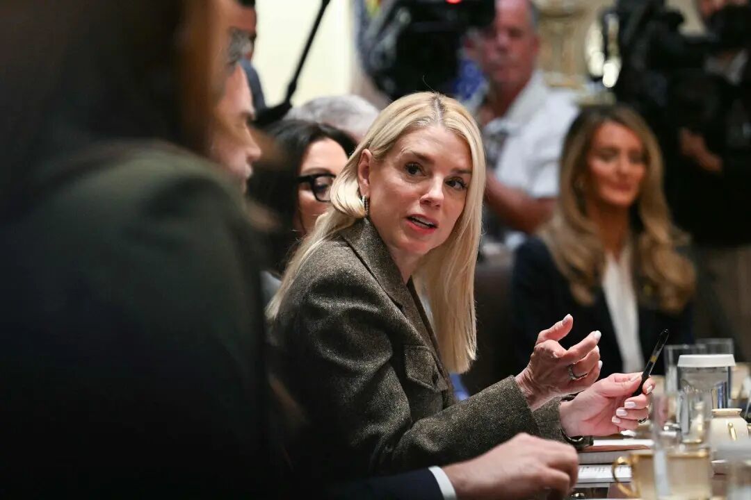 当地时间10月9日,司法部长帕姆·邦迪在内阁会议上发言 图据视觉中国