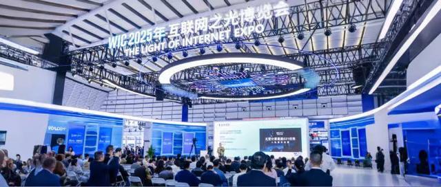 卫星上天、模型入轨,太空成为AI算力的新战场,中国领跑