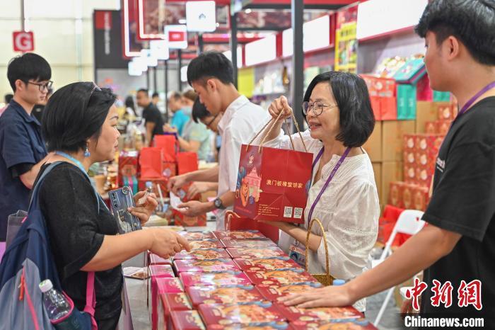 5月2日，广交会进口展澳门参展商向境外采购商介绍产品。中新社记者 陈骥旻 摄