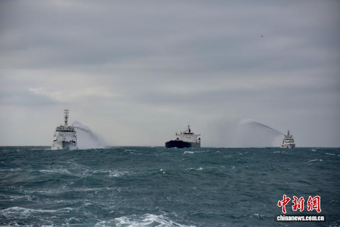 图为“海巡06”轮(左一)、“东海救115”轮(右一)进行搜救应急演练。中新社记者 王东明 摄