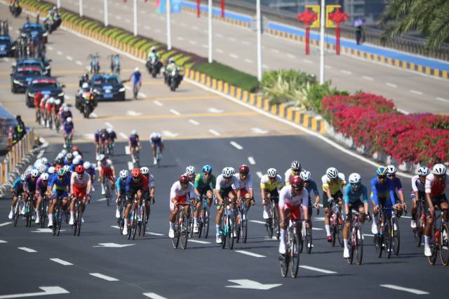 自行车公路赛的选手们通过横琴大桥进入横琴粤澳深度合作区。 南方+ 姚志豪 拍摄