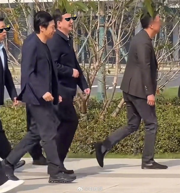 雷军现身武汉 出席小米智能家电工厂活动 走路不忘拨弄刘海