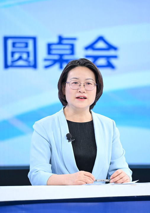 自然资源部海洋战略规划与经济司司长古妩在第二十二期“中国经济圆桌会”大型全媒体访谈节目录制现场发言。新华社记者 陈晔华 摄