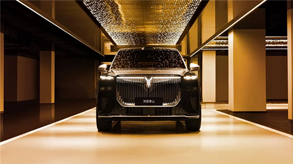 锁定45万元以上！岚图高管：大六座SUV就看泰山和问界M9