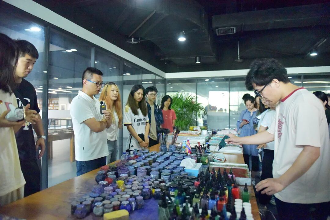 雅昌艺术党支部对接镇域大学生到雅昌参与艺术实践学习。