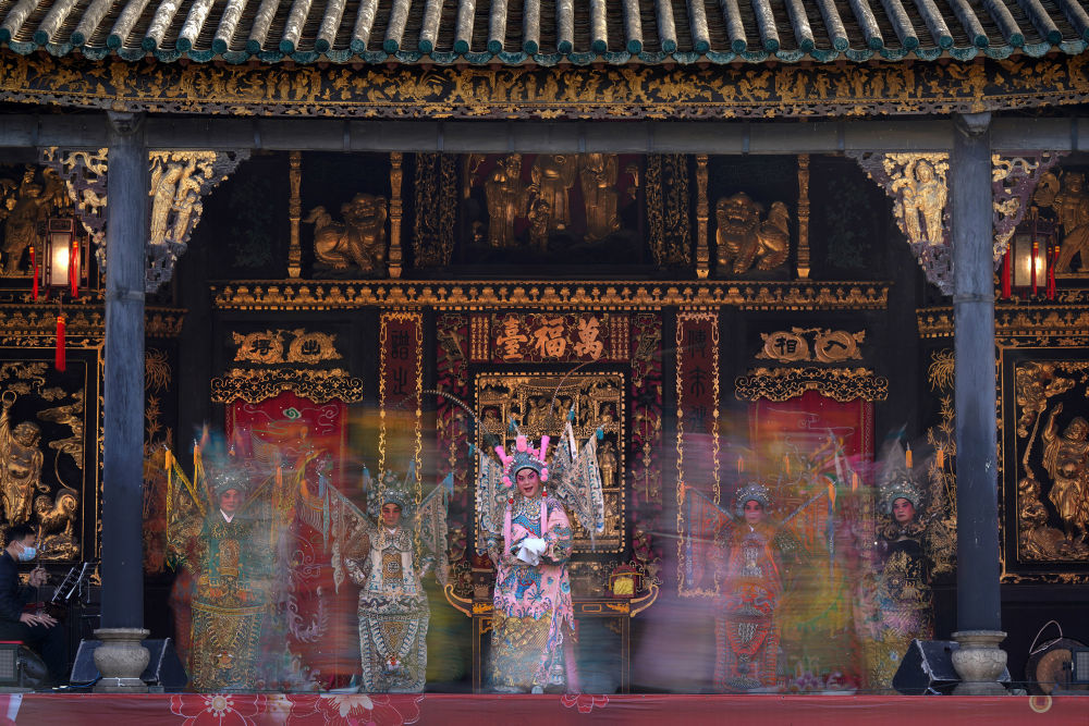 演员在粤剧之乡佛山古老戏台上演出（2023年1月19日摄）。