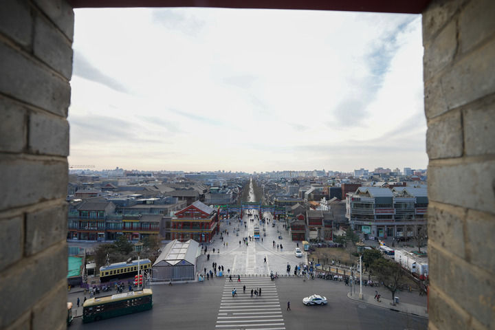 2024年12月26日,从正阳门箭楼内向南拍摄的北京前门大街和远处的永定门城楼。新华社记者 鞠焕宗 摄