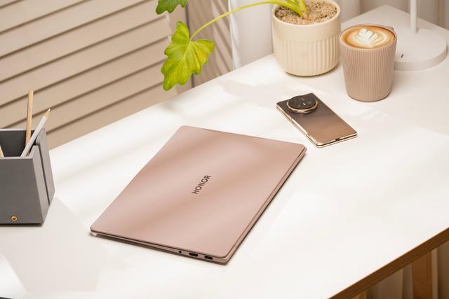 荣耀MagicBook Art 14图赏:“1000g+1cm”的绝美轻薄本