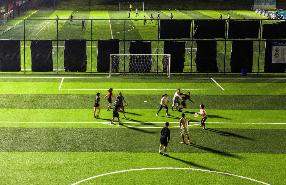 市民在成都市锦江体育公园足球场里玩飞盘。（资料图）新华社记者 江宏景 摄