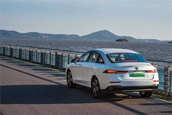 国产车价格卷疯了!车主5.98万元买下荣威D7 B级新能源轿车