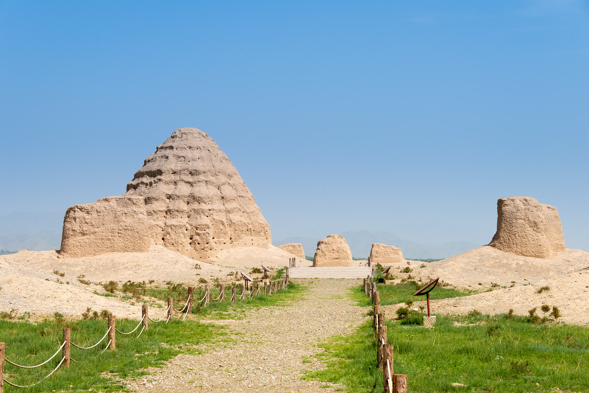 西夏陵墓。