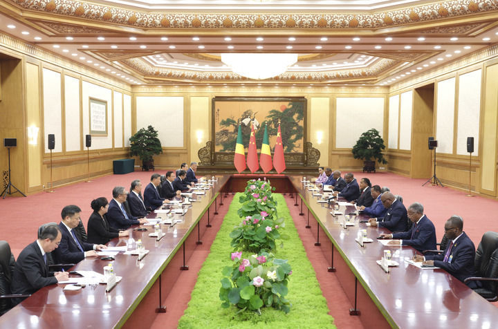 9月4日中午，国家主席习近平在北京人民大会堂会见来华出席纪念中国人民抗日战争暨世界反法西斯战争胜利80周年活动的刚果（布）总统萨苏。新华社记者 丁林 摄